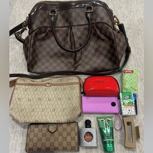 #Whatsinmybag What’s in your bag? @BOUJEEBUYYS